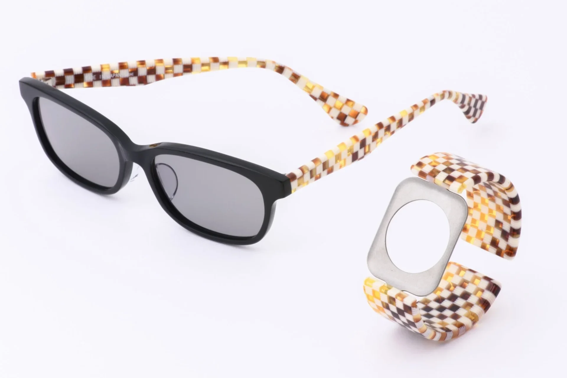 マロンチェック柄のエアバングルとサングラス