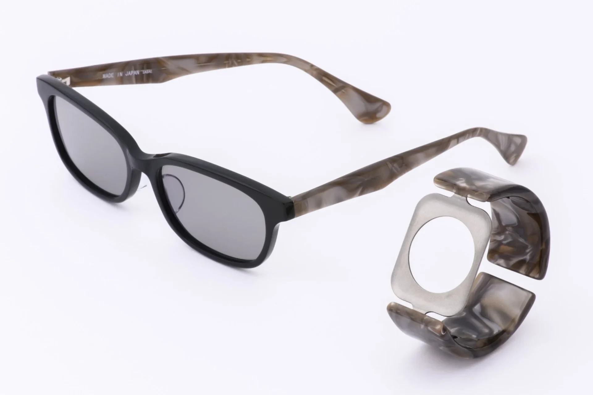 グレーマーブル柄のエアバングルとサングラス