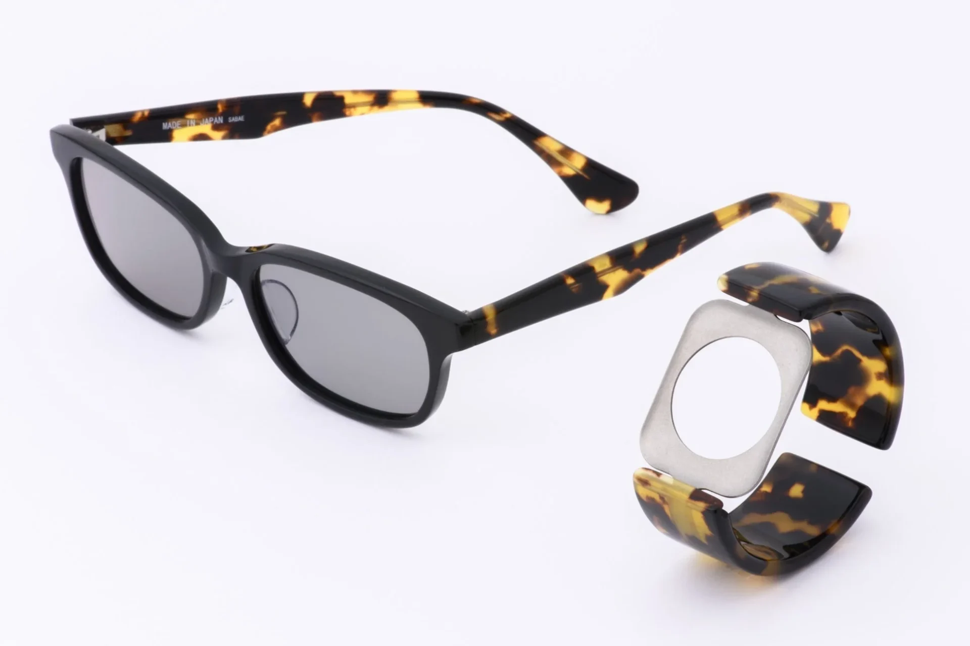 クラシックカラーのエアバングルとサングラス