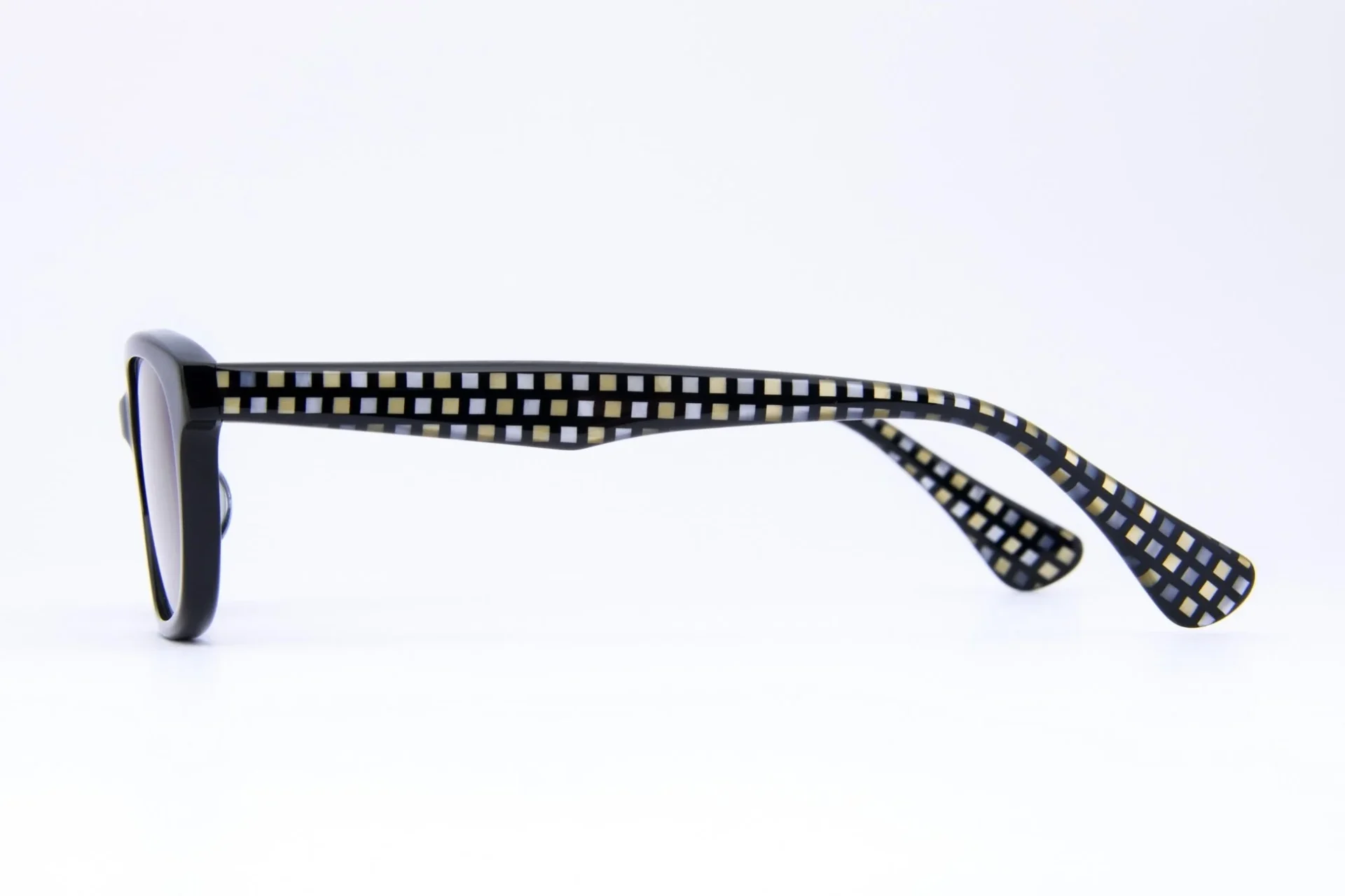 鯖江製サングラスの横顔