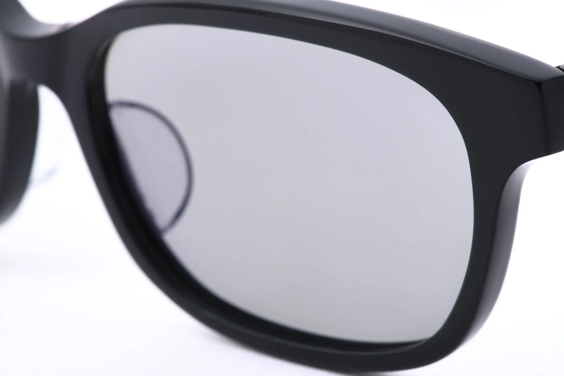 サングラスの偏光グレーレンズ