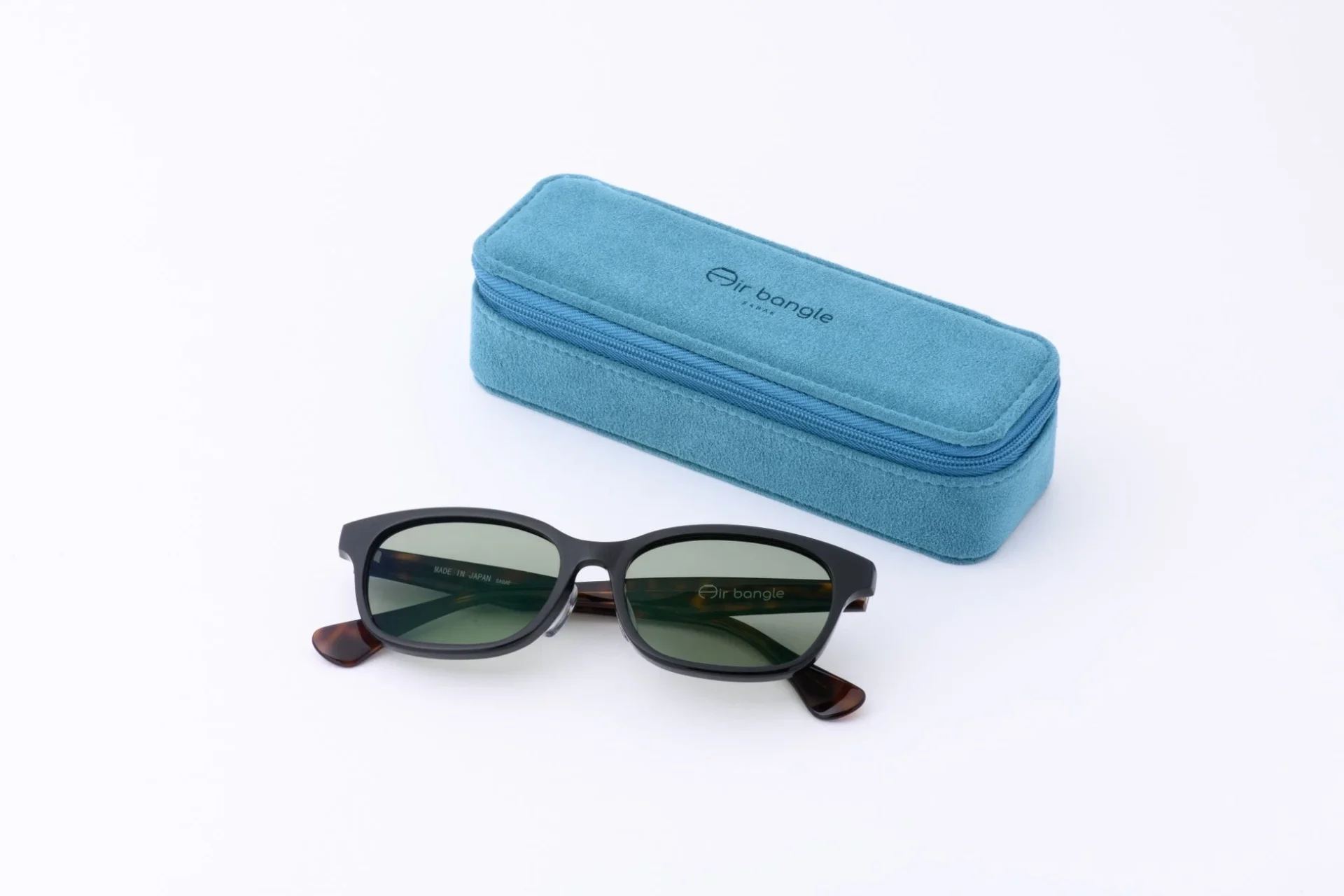 高級素材スエードケースとサングラス