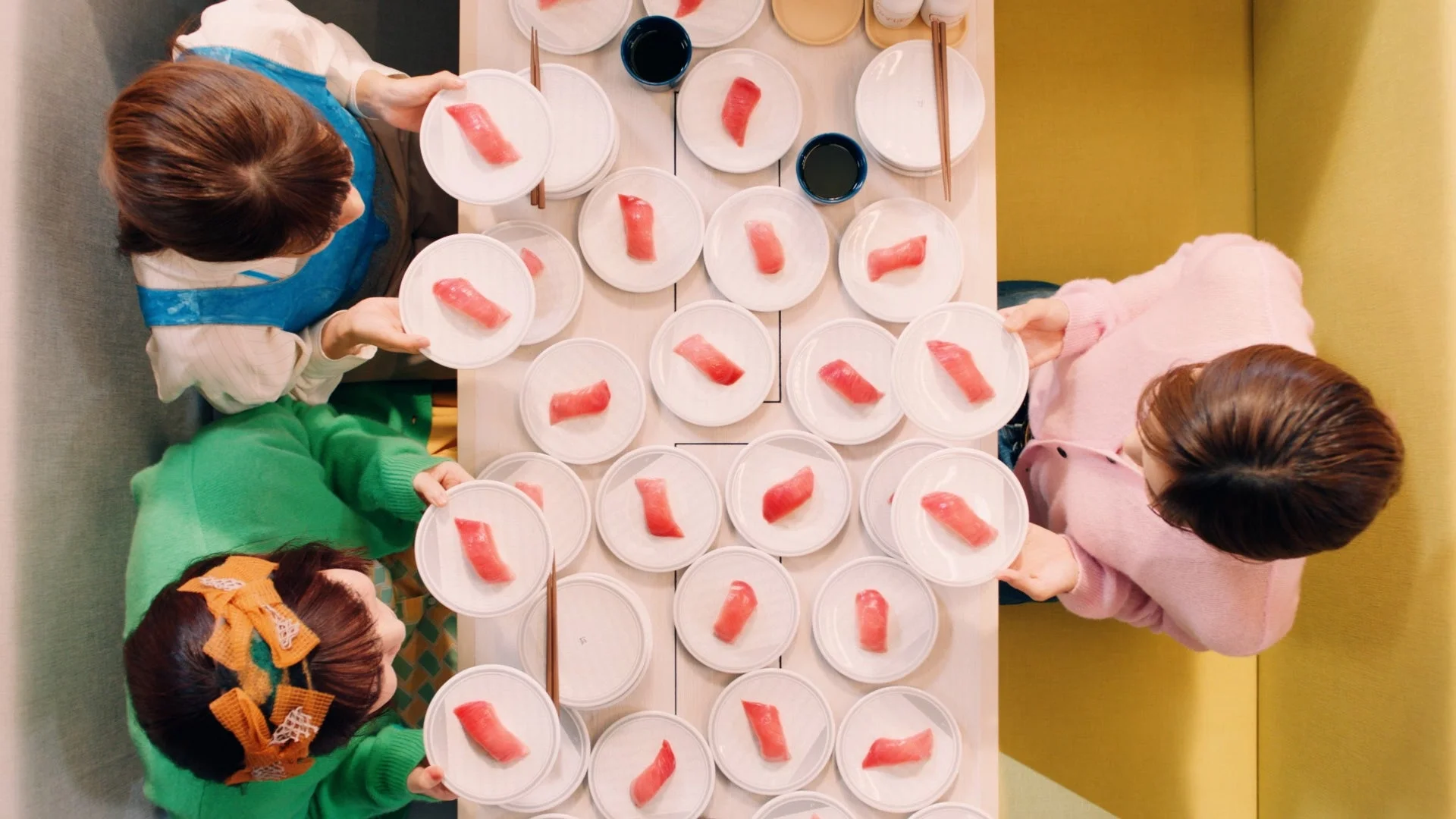 テーブル一面に並んだはま寿司の厳選まぐろ中とろを囲む川口春奈さんと友人たち