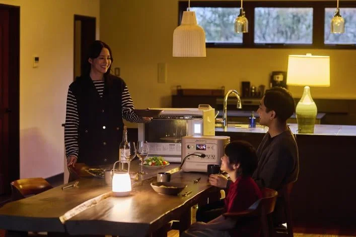 Jackeryポータブル電源を家庭で使用する家族の様子。