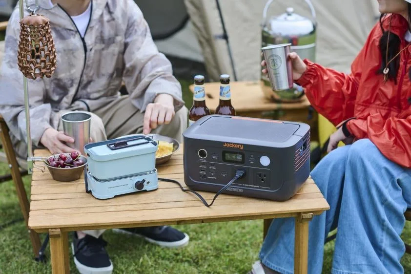 Jackeryポータブル電源をキャンプで使用する人々。