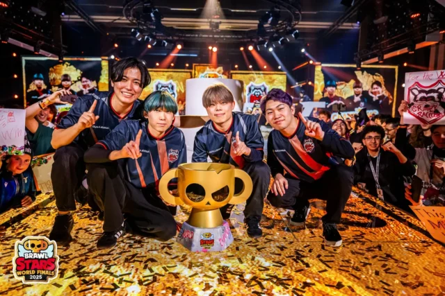 ブロスタ世界一決定戦2025で優勝したCrazy Raccoonのメンバーとトロフィー