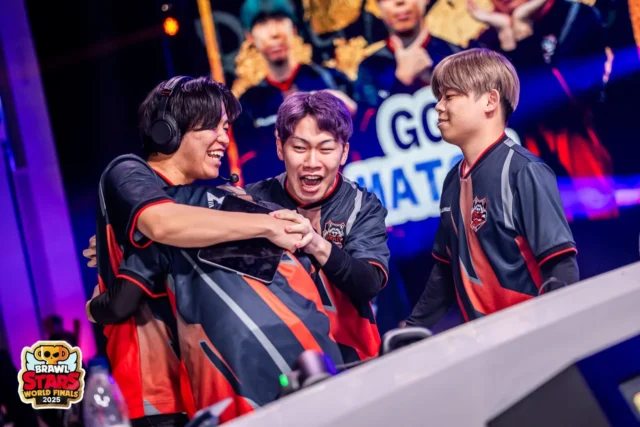 ブロスタ世界一決定戦2025で優勝し抱き合って喜ぶCrazy Raccoonの選手たち