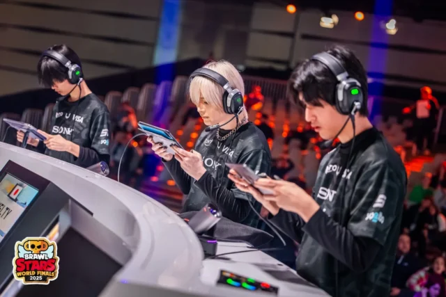 ブロスタ世界一決定戦2025で真剣な表情でプレイする日本チームの選手