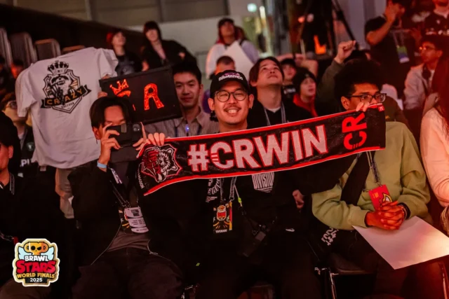 ブロスタ世界一決定戦2025で「#CRWIN」のバナーを掲げて応援する観客