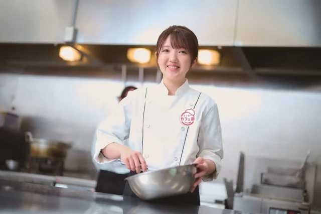 スシローカフェ部パティシエの藤原美幸さんがスイーツの材料を混ぜている様子。
