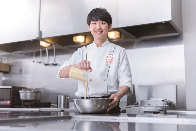 スシローカフェ部パティシエの作田潤一さんがスイーツの材料を計量している様子。