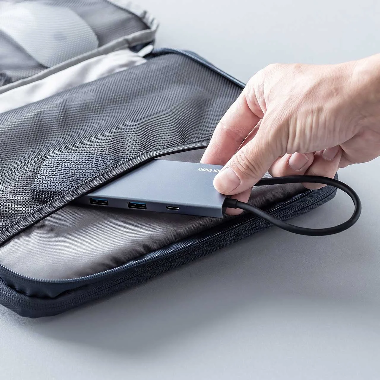ポーチに収納されたモバイルUSB-Cドッキングステーション
