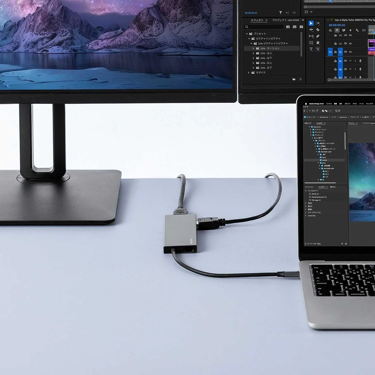ドッキングステーションでデュアルモニター環境で作業する様子