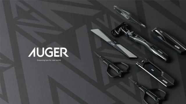貝印のグルーミングツールブランド「AUGER」のイメージ画像。カミソリ、ツメキリ、ハサミなどがスタイリッシュに配置されている。