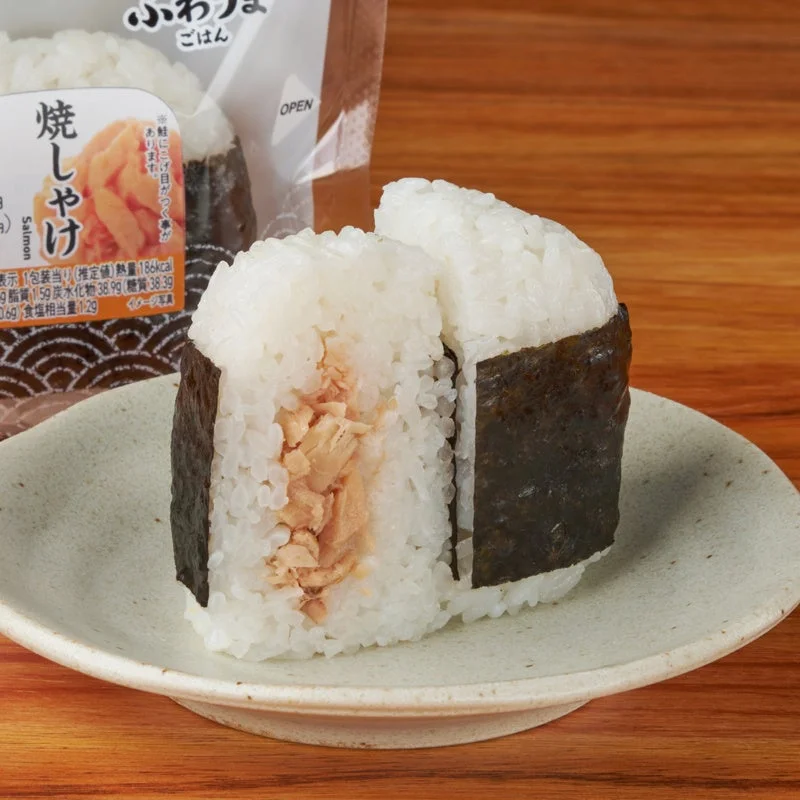 ふわうま製法でリニューアルされたファミリーマートの直巻焼しゃけおむすびの断面写真