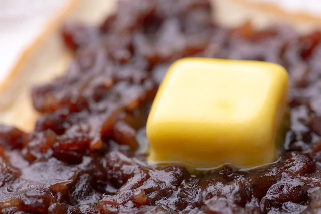 あんことバターが乗ったトーストのクローズアップ