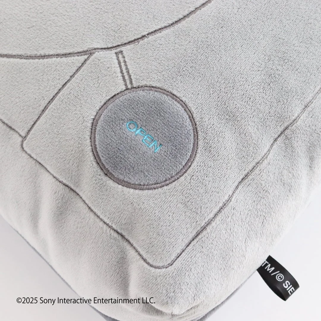 PlayStationクッションの「OPEN」ボタン部分のアップ