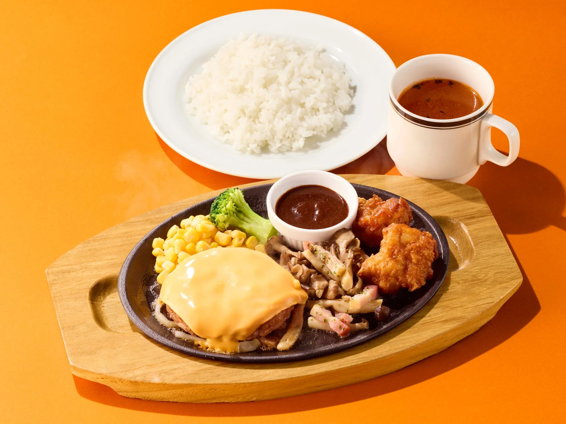 チーズハンバーグトリオランチのセット。ハンバーグ、唐揚げ、ライス、スープ。