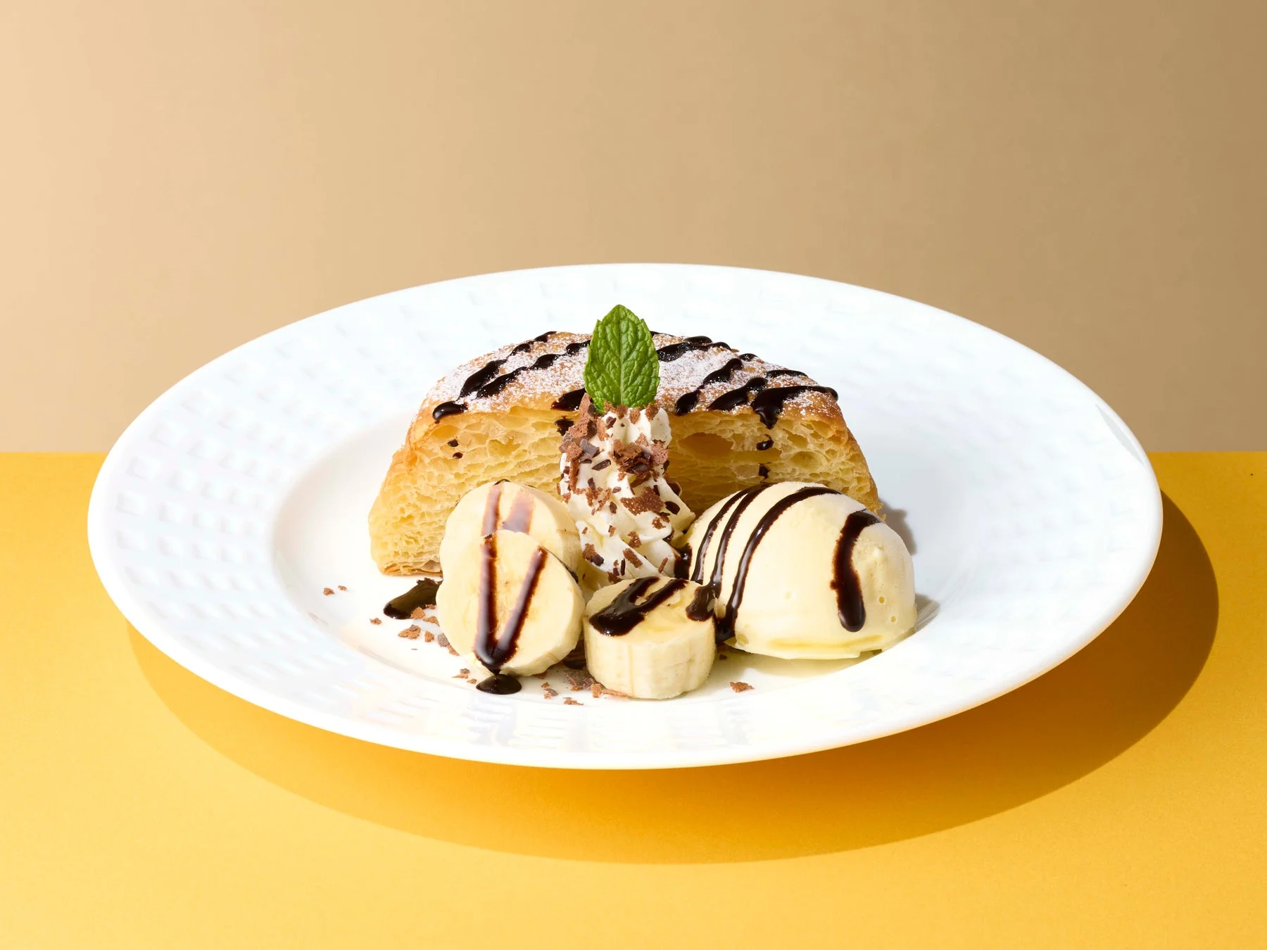 ランチハーフ背徳のチョコバナナココッシュ。バナナとバニラアイスにチョコソース。