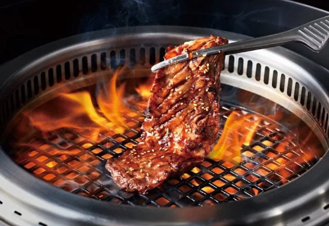 焼肉きんぐで提供される焼肉が網の上で焼かれている様子