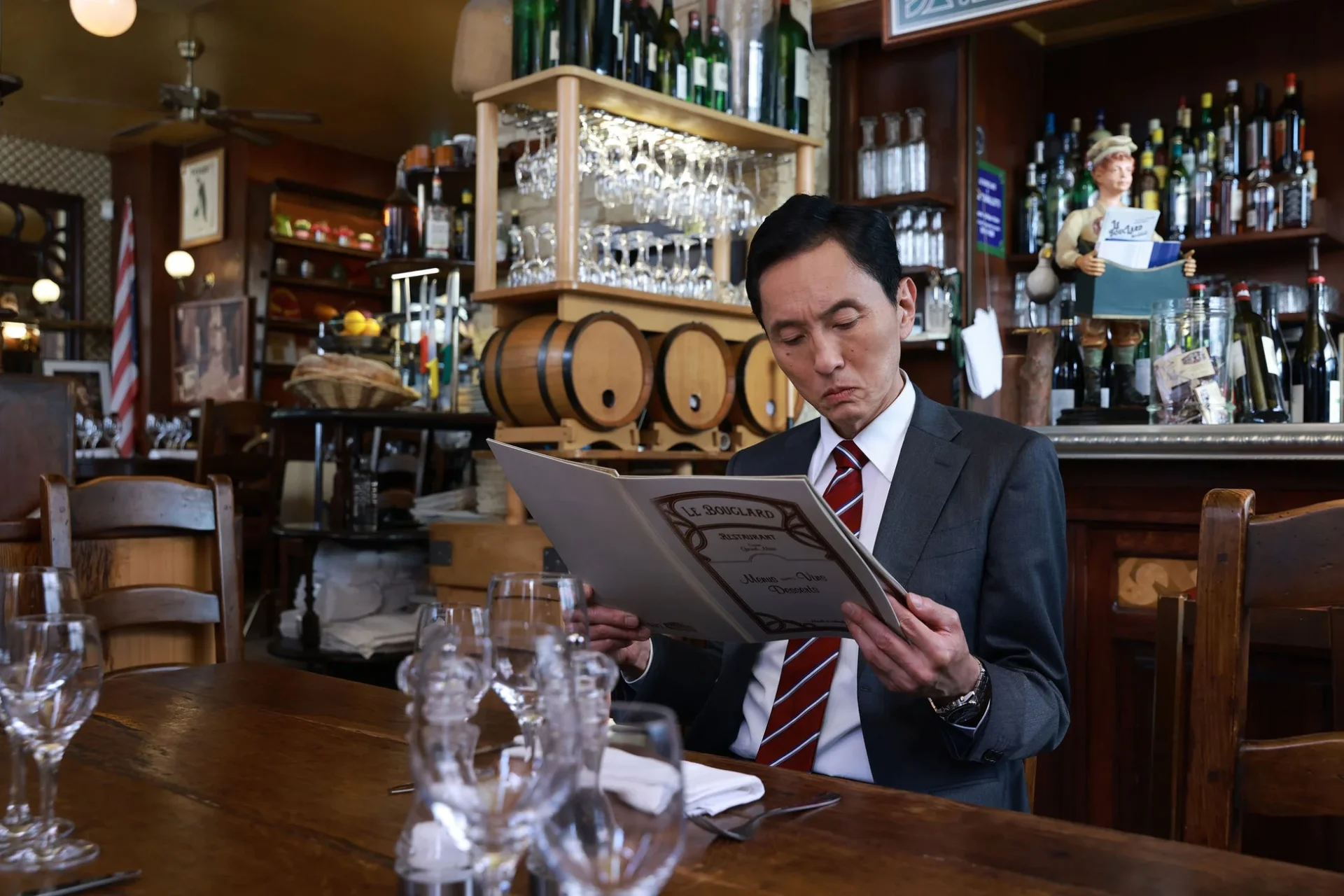 フランスのレストランでメニューを眺める井之頭五郎