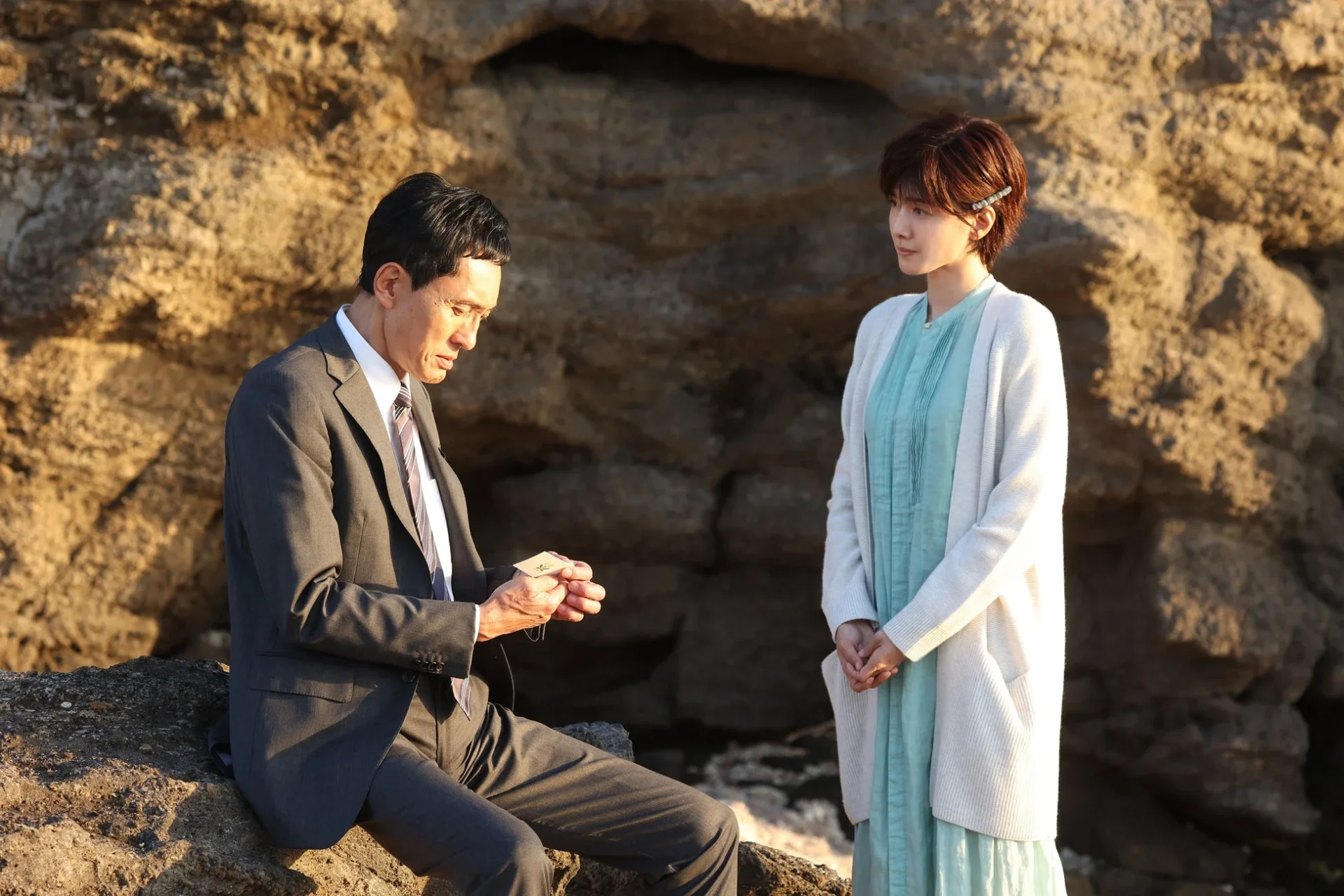 劇映画「孤独のグルメ」で内田有紀演じる志穂と話す井之頭五郎