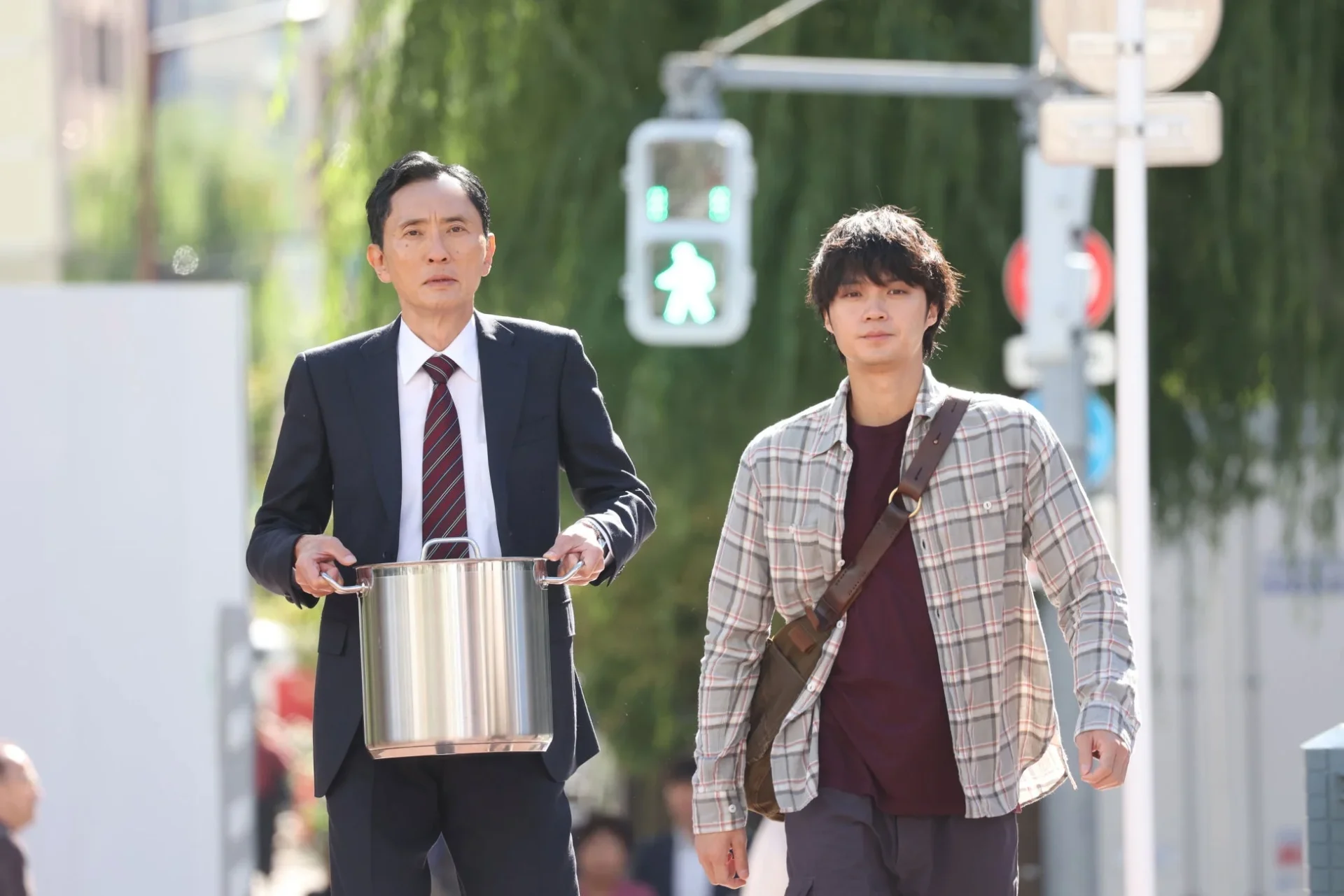 劇映画「孤独のグルメ」で磯村勇斗演じる中川と鍋を持つ井之頭五郎