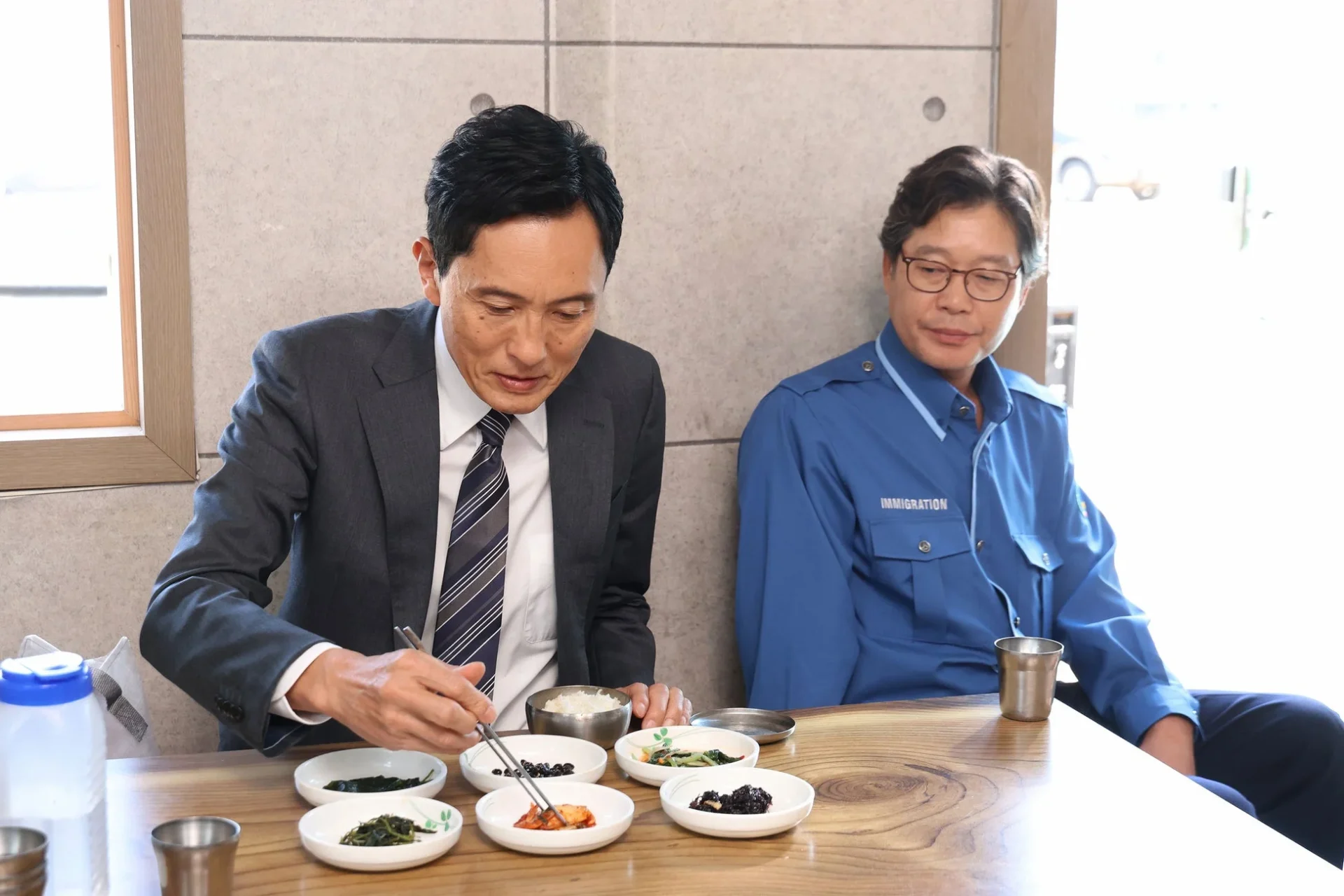 劇映画「孤独のグルメ」で韓国入国審査官役のユ・ジェミョンと食事をする井之頭五郎