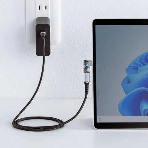 PD充電中のタブレットにL字型変換アダプタを接続し電力表示を確認