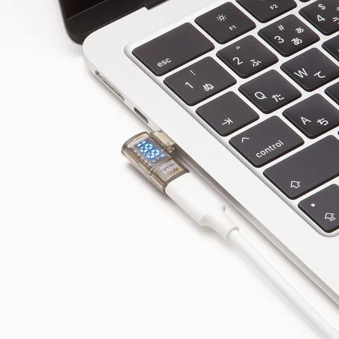 PD充電中のノートPCにL字型変換アダプタを接続し電力表示を確認