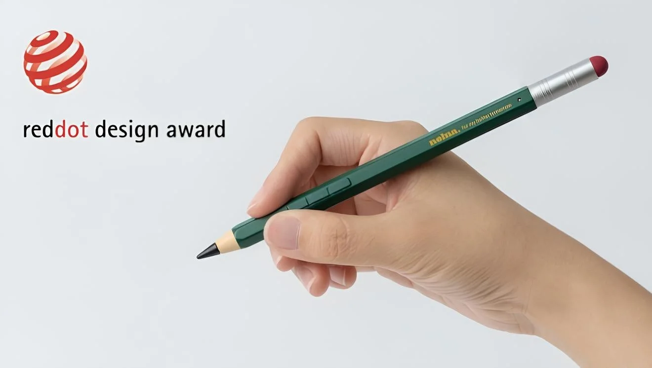 Red Dot Design Awardを受賞したNelna Pencil（グリーン）を手に持つ様子