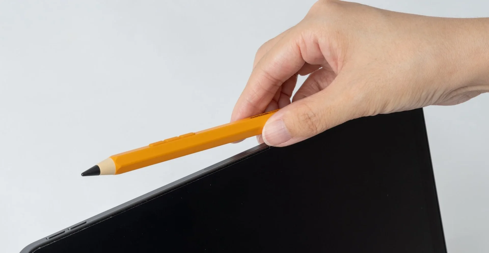 Nelna Pencil（イエロー）をiPad上部にマグネット吸着させている様子