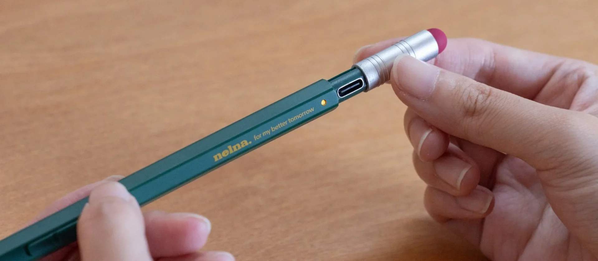 Nelna Pencil（グリーン）の隠しUSB-Cポートと消しゴム型タッチペン