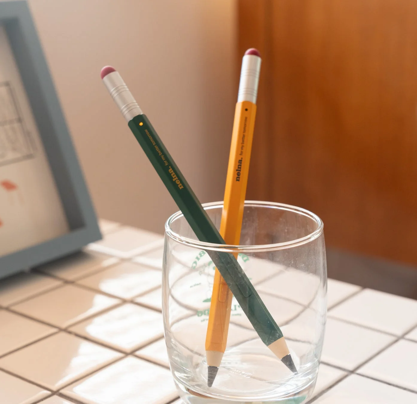 グラスに入ったNelna Pencilのグリーンとイエロー