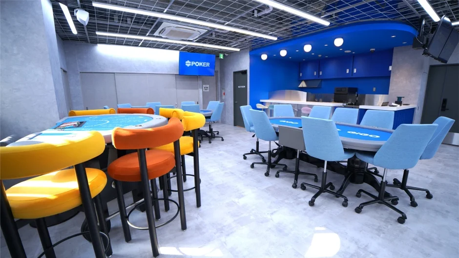 リニューアルされたGiGO POKER新宿の店内風景とカウンター