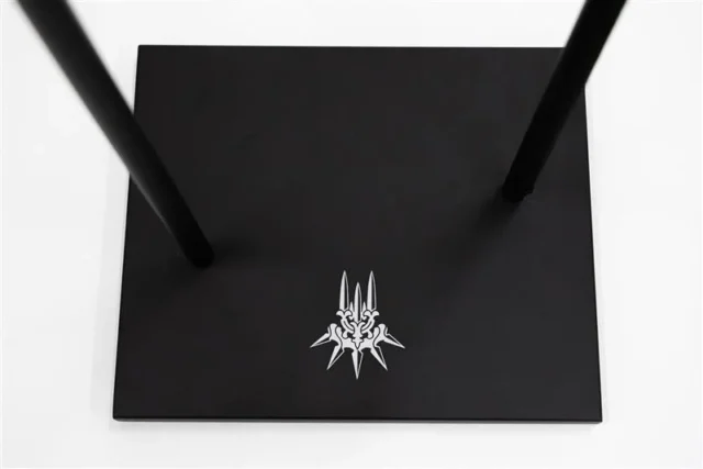 ヨルハマークがデザインされたライトリング付スタンドの底板