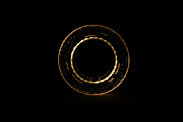 作中のエフェクトをイメージした金色のライトリング