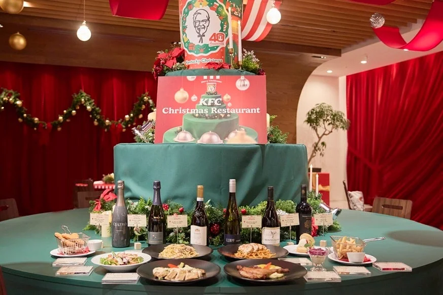 エノテカとのコラボレーションワインと並べられたKFCアレンジメニューの数々