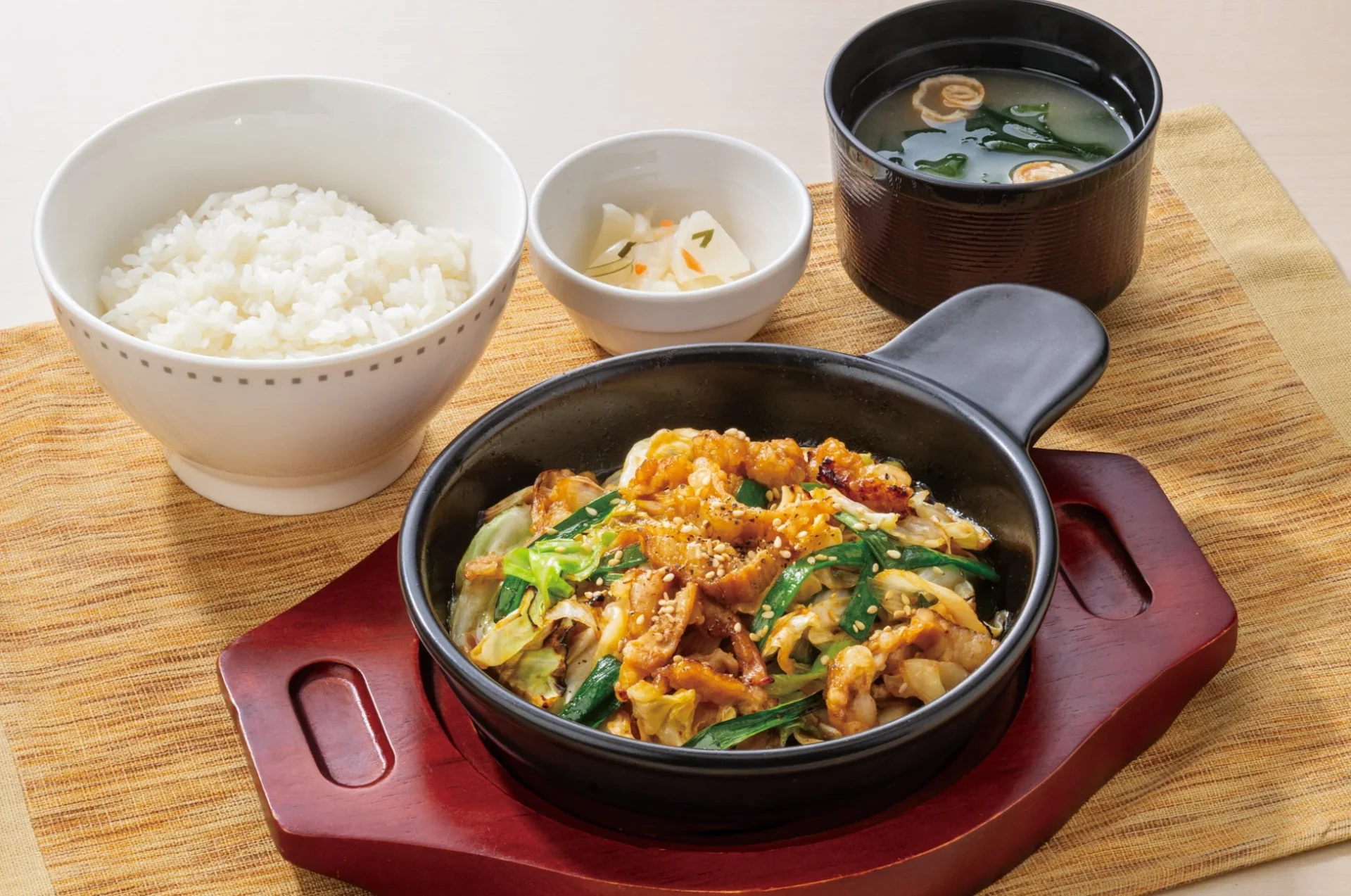 ガスト「牛もつ焼き」定食