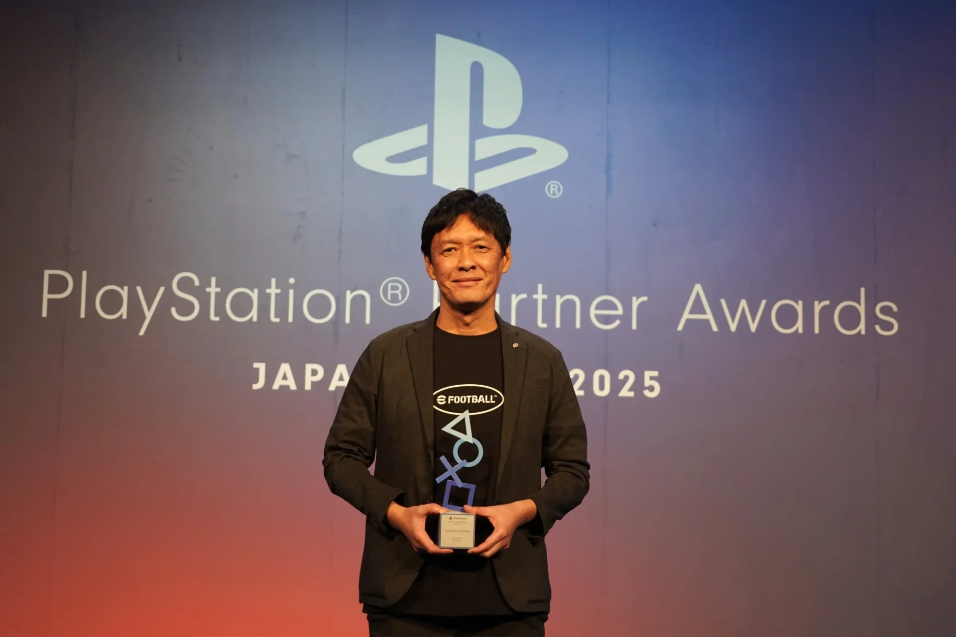 PlayStation Partner Awards 2025でGRAND AWARDを受賞したeFootball™統括プロデューサー田谷淳一氏