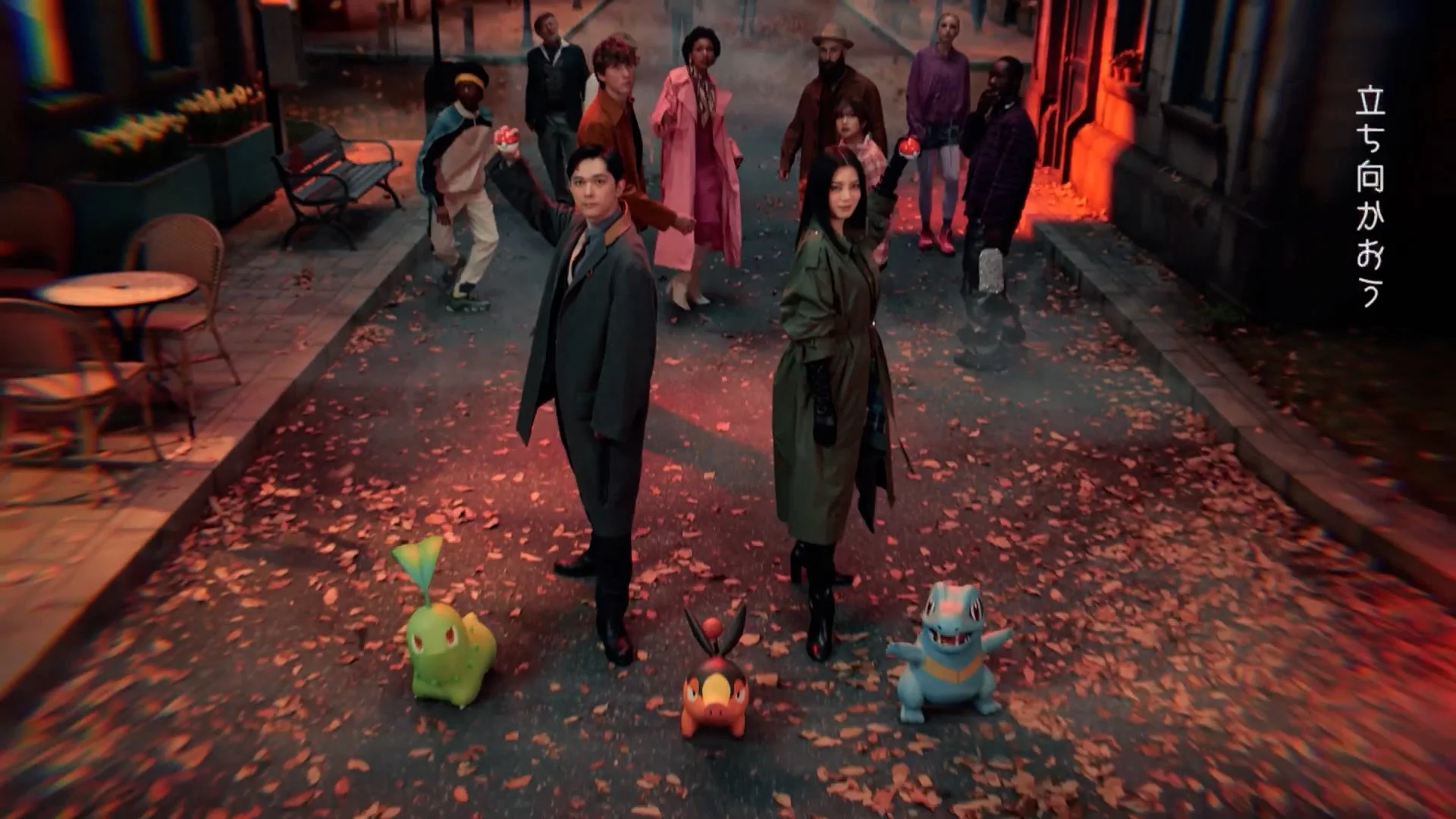 吉沢亮さんと池田エライザさんがモンスターボールを手に臨戦態勢をとるCMシーン