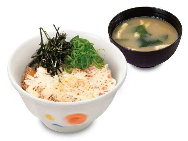 松屋の炙りマヨサーモン丼とみそ汁