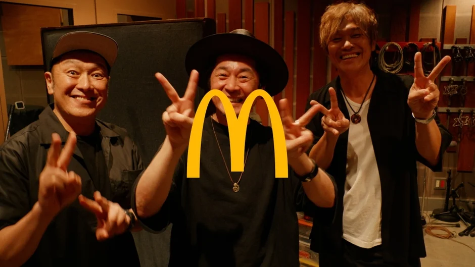 日本マクドナルドのCMソング起用を喜ぶ怒髪天メンバーとマクドナルドロゴ