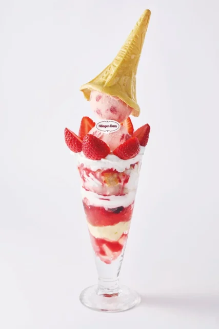 高さ30cm超の「ハーゲンダッツといちごのジョナパフェDX」