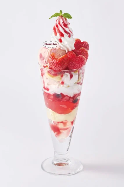 ハートカットいちごが華やかな「ハーゲンダッツといちごのジョナパフェ」