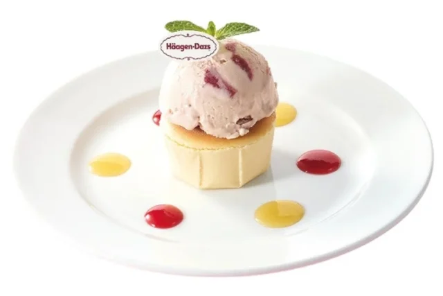 バスクチーズケーキにハーゲンダッツをトッピングした「ハーゲンダッツ・ノセテミターノ」