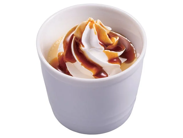 ホイップクリームとカラメルソースが乗った「プレミアムホイッププリン」