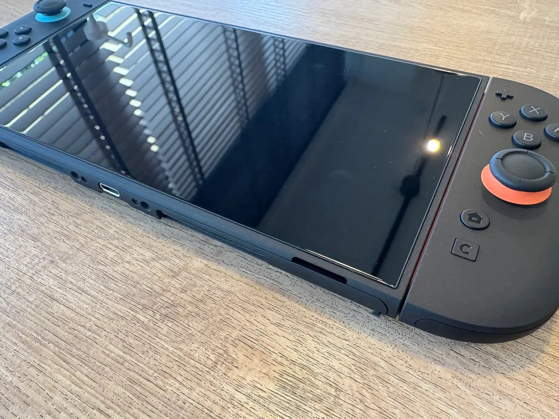 Nintendo Switch2にぴったり貼られたモンスターフィルムとガイド枠