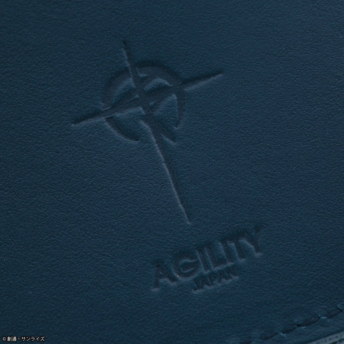 STRICT-G AGILITYパスケースに刻印されたマフティーマークのクローズアップ