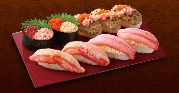 小僧寿しの「贅沢かにざんまい」。紅ずわいがに握り、本ずわいがに握り、かにいくら軍艦のセット。